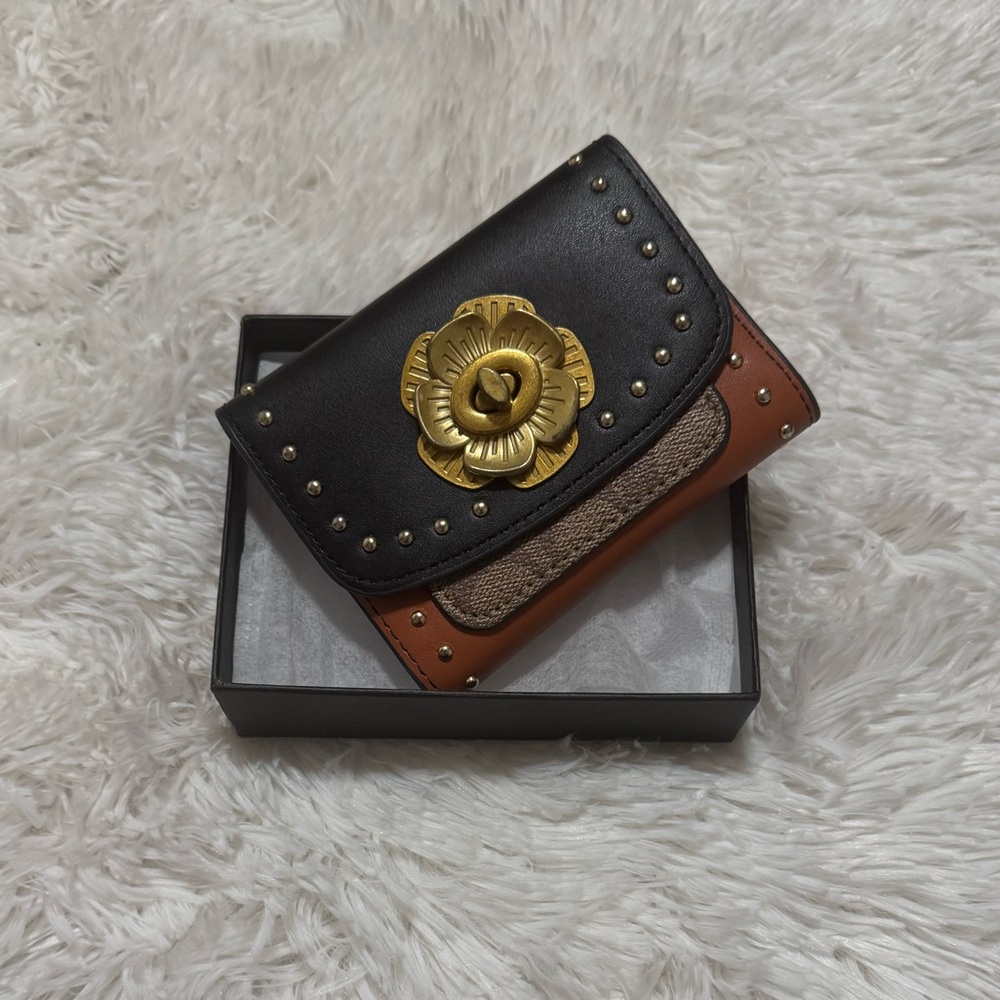 Wallet with Rivets Turnlock Closure - Picture 4 of 5